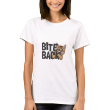 かわいい子猫をかむ