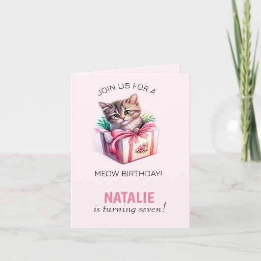 かわいい子猫を箱に入れた誕生日の景品写真 招待状 (正面)