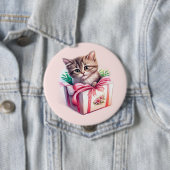 かわいい子猫を箱に入れた誕生日 缶バッジ (インサイチュ)