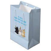 かわいい子猫パーソナライズされた青誕生日抱き枕 ミディアムペーパーバッグ (正面アングル)