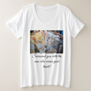 かわいい子猫2匹の写真が前面と背面にハートと肉球 プラスサイズTシャツ