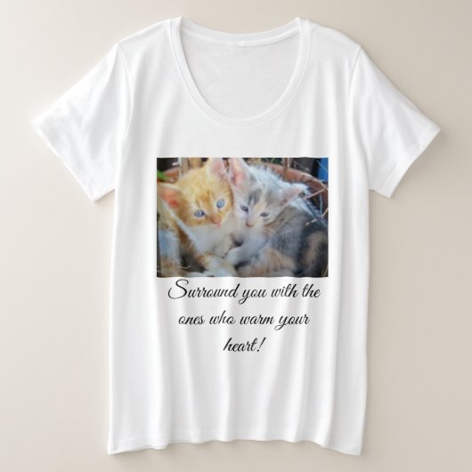 かわいい子猫2匹の写真が前面と背面にハートと肉球 プラスサイズTシャツ (デザイン正面)