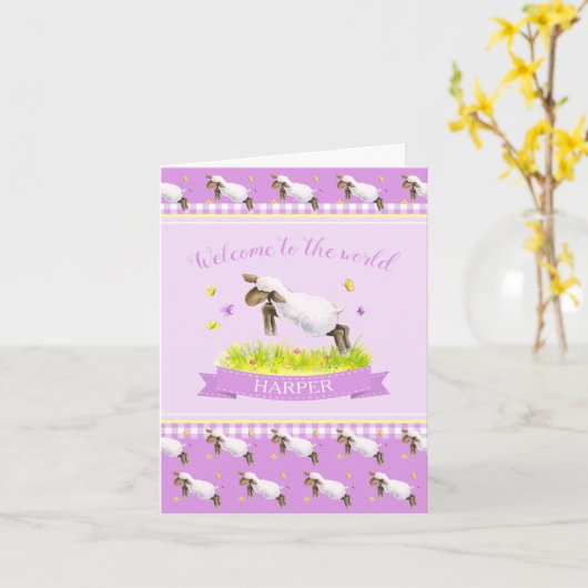 かわいい子羊ようこそ世界の紫の新生児 カード (黄色い花)