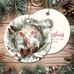 かわいい子豚ファーム動物クリスマスピネコンリース セラミックオーナメント<br><div class="desc">ピンク色の素朴なクリスマスリースの可愛い子豚。(前パーソナライズされたの年と後ろの文字)農動物、豚の愛好家のためのクリスマスの装飾。</div>