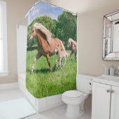 かわいい子馬を持つHaflingerの馬はおもしろいな写真を走ります- シャワーカーテン (インサイチュ)