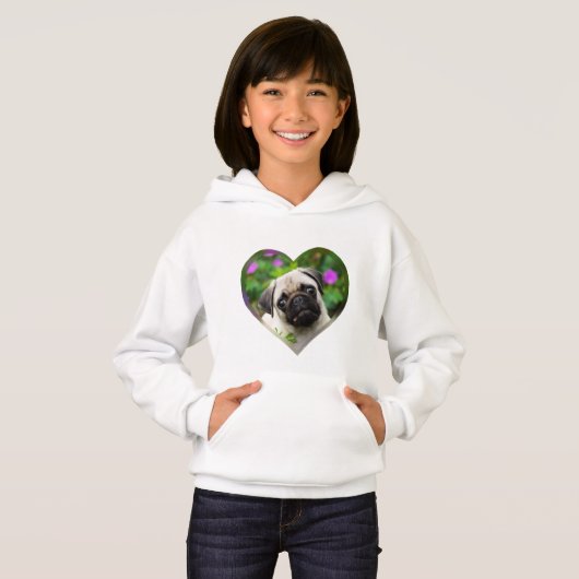 かわいい子鹿はパグの小犬の顔の写真のハートを着色しました。 (正面フル)