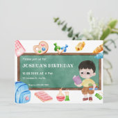 かわいい学校の少年の黒板の誕生日 招待状 (スタンド正面)