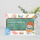 かわいい学校の少年の黒板の誕生日 招待状 (スタンド正面)