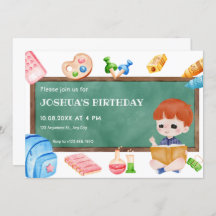 かわいい学校の少年の黒板の誕生日