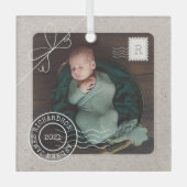 かわいい宅配便の小包ベビーの出産告知写真 ガラスオーナメント (正面)