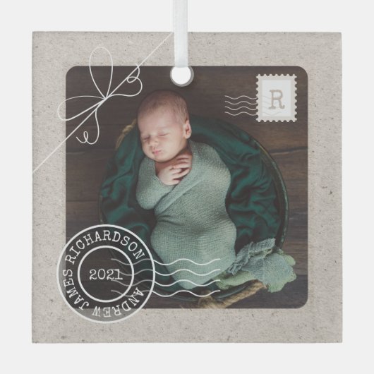 かわいい宅配便の小包ベビーの出産告知写真 ガラスオーナメント (正面)