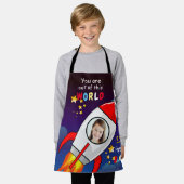 かわいい宇宙ロケット船ブラストオフ誕生日 エプロン (着用した状態)