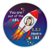 かわいい宇宙ロケット船ブラストオフ誕生日 セラミックノブ (正面)