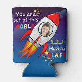 かわいい宇宙ロケット船ブラストオフ誕生日 缶クーラー (裏面)