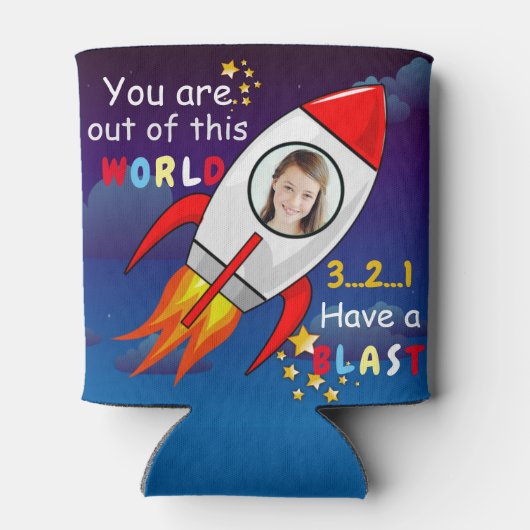 かわいい宇宙ロケット船ブラストオフ誕生日 缶クーラー (裏面)