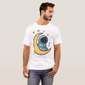 かわいい宇宙飛行士が月に座る カワイイ宇宙 Tシャツ (正面フル)