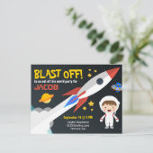 かわいい宇宙飛行士の男の子宇宙誕生日パーティー インビテーションポストカード (スタンド正面)