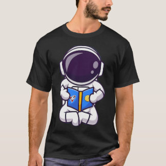 かわいい宇宙飛行士は座っ読て本だ。 Tシャツ