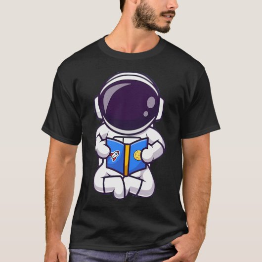 かわいい宇宙飛行士は座っ読て本だ。 Tシャツ (正面)
