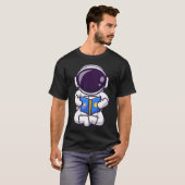 かわいい宇宙飛行士は座っ読て本だ。 Tシャツ (正面フル)