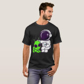 かわいい宇宙飛行士遊がエイリアン漫画を持つ Tシャツ (正面フル)