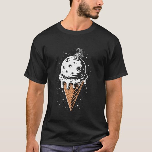 かわいい宇宙飛行士 バニラアイスクリーム 月 ワッフルコーン Tシャツ (正面)