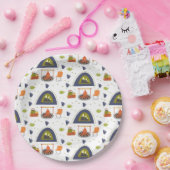 かわいい家族のキャンプ焚き火とテント草の周り ペーパープレート (パーティー)