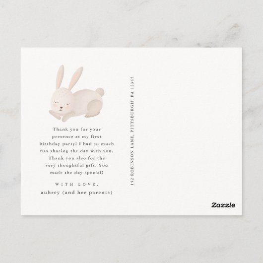 かわいい寝ウサギと一緒の1歳の誕生日感謝祭 ポストカード (裏面)