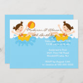 かわいい対の女の子のプールを囲んでのパーティの誕生日の招待状 招待状 (正面/裏面)