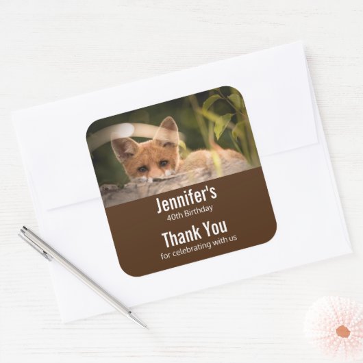 かわいい小さなオレンジ色のキツネ誕生日の写真 スクエアシール (封筒)