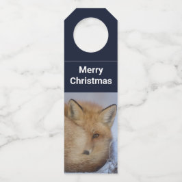 かわいい小さなキツネが冬の写真のクリスマスを丸めた ボトルネックタグ