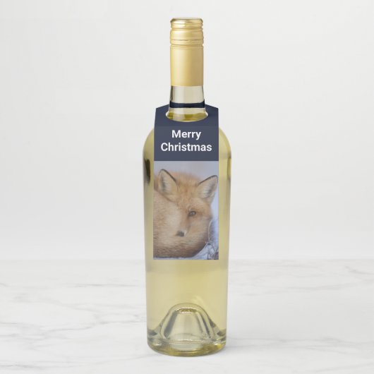 かわいい小さなキツネが冬の写真のクリスマスを丸めた ボトルネックタグ (ボトル)