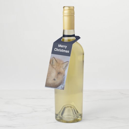 かわいい小さなキツネが冬の写真のクリスマスを丸めた ボトルネックタグ (アングル)