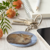 かわいい小さなキツネが冬の写真を丸めた キーホルダー (側面)