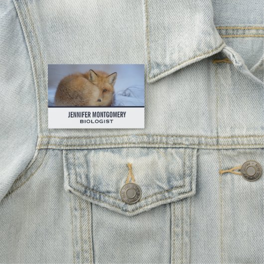 かわいい小さなキツネが冬の写真を丸めた 名札 (インサイチュ)