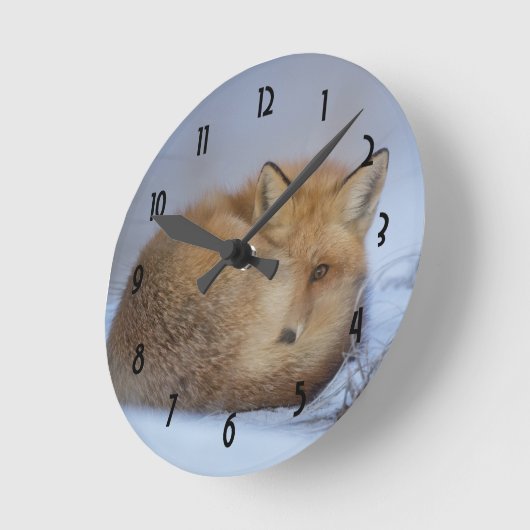 かわいい小さなキツネが巻き上げられた冬の写真 ラウンド壁時計 (傾斜)