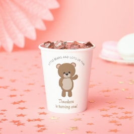 かわいい小さなクマが一歳の誕生日を迎える 紙コップ