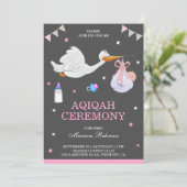 かわいい小さなコウノトリピンク赤ちゃん女の子Aqiqah 招待状 (スタンド正面)