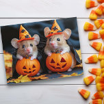 かわいい小さなネズミハロウィンカボチャ ポストカード<br><div class="desc">このデザインはパーソナライズされた、[編集]デザインを選択して行う。他のアイテムに転送することもできます。colorflowcreations@gmail.comで連絡は、このデザインを別の製品にインストールしたり、このデザインのサポートが必要なもし場合は、ページの上部にあるチャットオプションを使用する。www.facebook.com/colorflowcreations、www.instagram.com/colorflowcreations、www.twitter.com/colorflowart、後を追およびwww.pinterest.com/colorflowcreationsで自分のデザインや自分の情報を見る。</div>