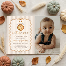 かわいい小さなパイの秋の1歳の誕生日写真