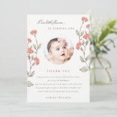 かわいい小さなピンクの花フォトベビーガール誕生日 サンキューカード (スタンド正面)