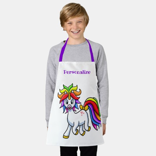 かわいい小さなベビーユニコーンレインボーカラーズキッズ エプロン (着用した状態)