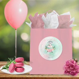 かわいい小さなマウスが彼女の方法で女の子の赤ちゃんシャワー ラウンドシール