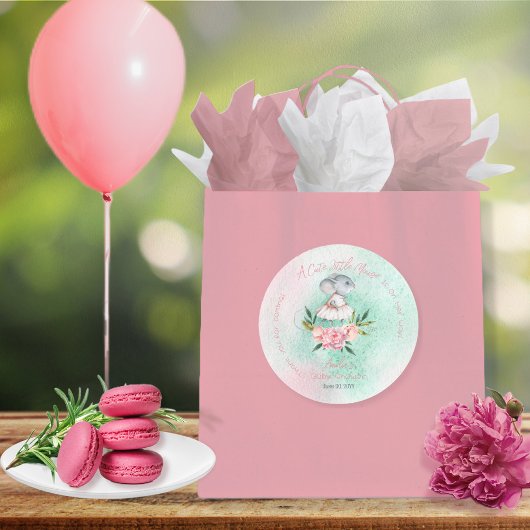 かわいい小さなマウスが彼女の方法で女の子の赤ちゃんシャワー ラウンドシール