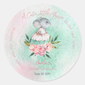 かわいい小さなマウスが彼女の方法で女の子の赤ちゃんシャワー ラウンドシール (正面)