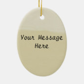 かわいい小さなヴィンテージの女の子のホールディングドールライトタン セラミックオーナメント (裏面)