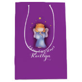 かわいい小さな女の子は芸術によって示されるクリスマスのギフトバッグを祈ります ミディアムペーパーバッグ (正面)