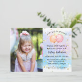 かわいい小さな女の子バルーン誕生日パーティーの写真 招待状 (スタンド正面)