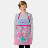 かわいい小さな女の子マーメイドチャイルドパーソナライズされた エプロン (着用した状態)