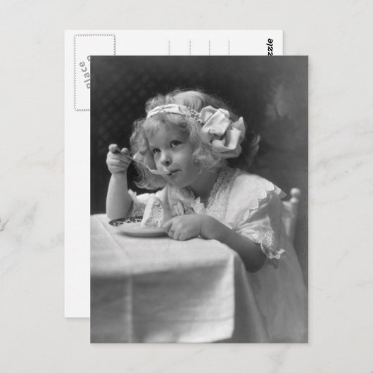 かわいい小さな女の子食べのアイスクリーム ポストカード (正面/裏面)